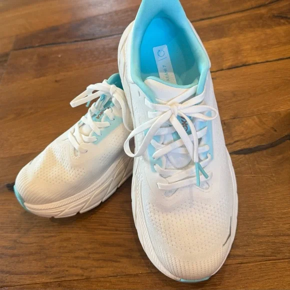 Hoka Arahi 7 White and Light Blue Athletic Shoes Like New Condition - Picture 2 of 9